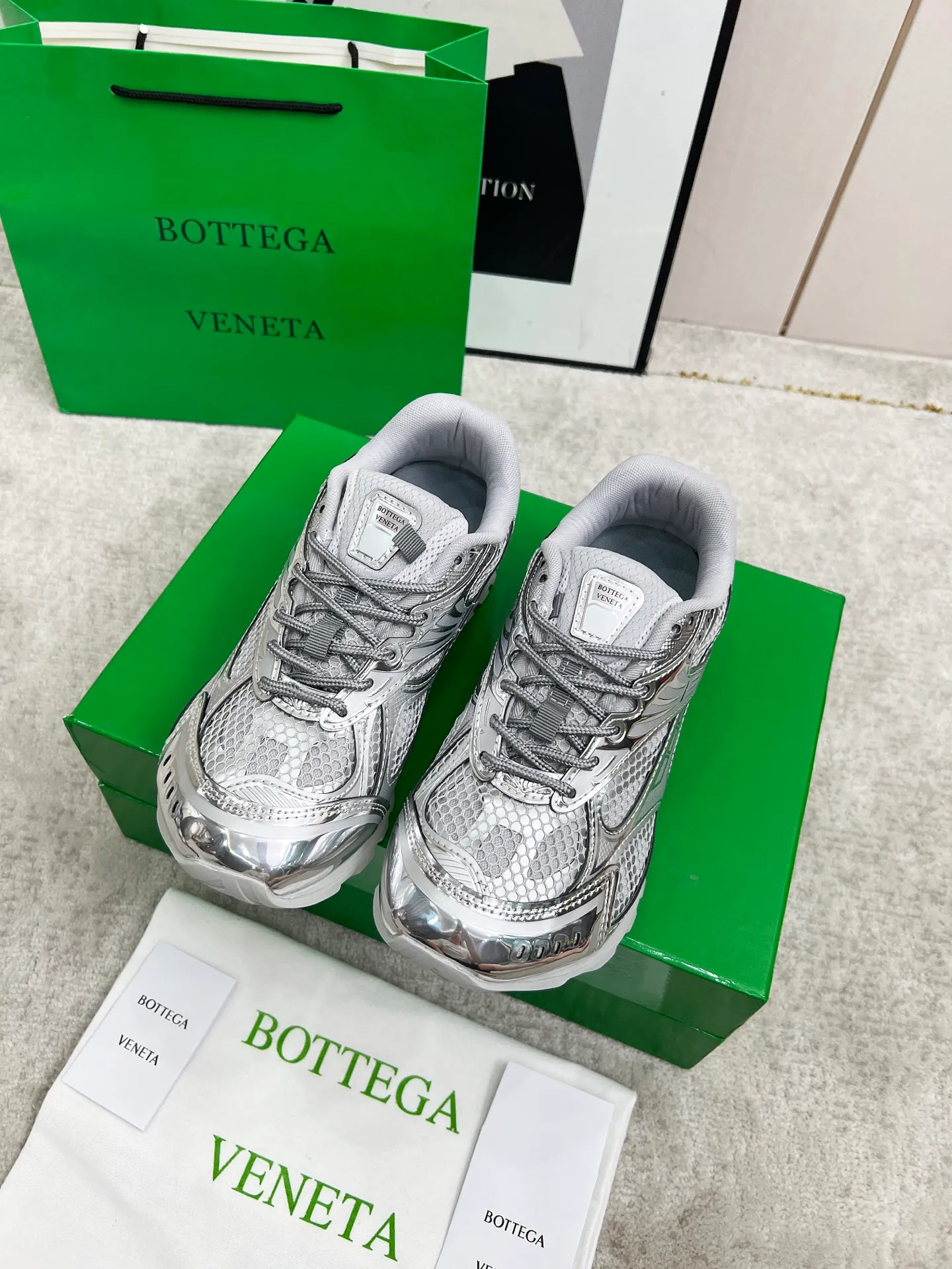 P540. Top version (couples model) Bottega Veneta Bottega Veneta 23ss autumn and winter show BV Orbit sneakers Wang Yibo's same style couples casual shoes dad shoes! Runner sneakers! Original purchase and development!  Made of original lightweight technical mesh fabric, the same as the original version! The process is complicated!  Paired with a rubber outsole designed with a geometric pattern, the high version of the Wang Zha series is actually much taller, but the legs still look slim. Very nice. Durable and playable, standard and version-matching shoe package technology, look for high-end versions. The original outsole is exclusively molded, and the color-blocked TPU outsole is used. The material and weight are the same as the original!  Size: #Female 35-41 (40 and 41 customized sizes are non-refundable) Male 39-45 (45 size customized are non-returnable and exchangeable)